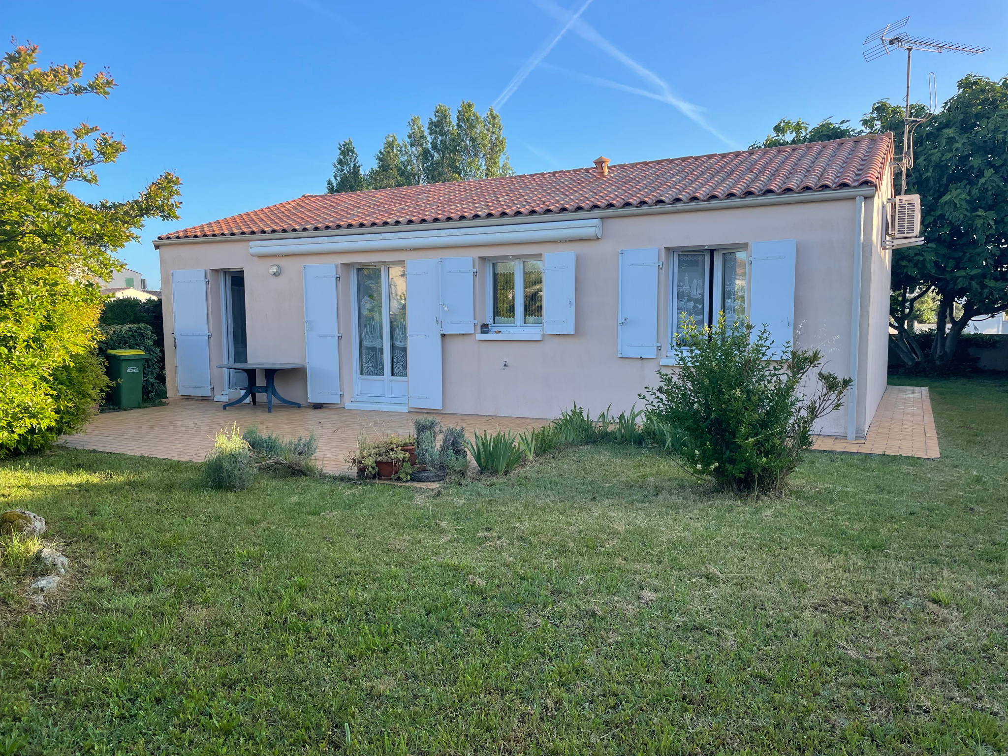Maison de plain-pied avec jardin à deux pas du centre-bourg