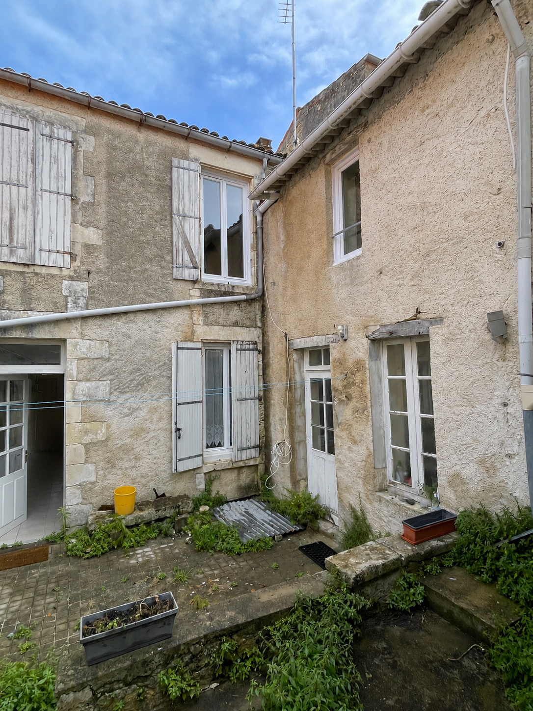 Ensemble immobilier à fort potentiel au coeur des remparts de
